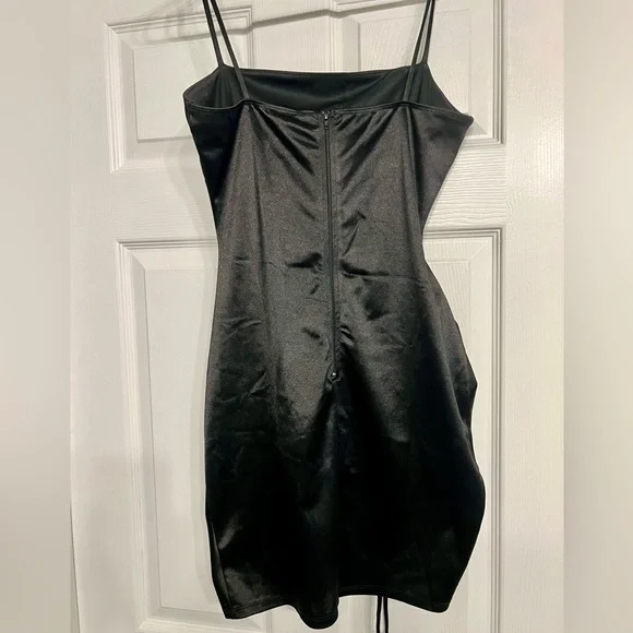 Black spaghetti strap cinch side dress - Picture 2 of 6